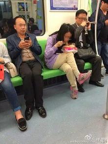 女子地铁吃瓜,女子地铁吃瓜引发热议