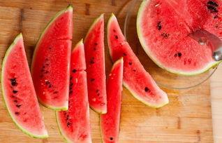 朋友家里吃瓜,朋友家瓜果飘香，共享欢乐时光