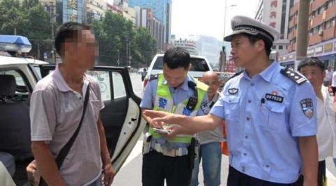 吃瓜被交警罚款,罚款警示教育同行